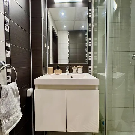 Spacious And Stylish Near The Center וארנה
