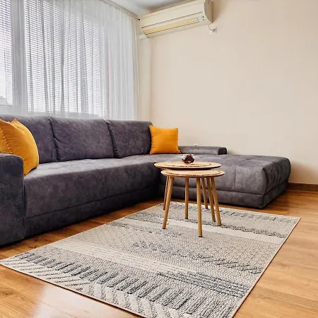 Spacious And Stylish Near The Center וארנה