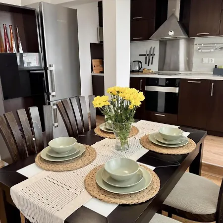 Spacious And Stylish Near The Center דירה וארנה