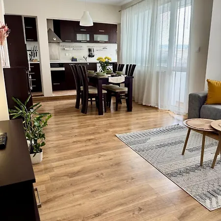 דירה Spacious And Stylish Near The Center