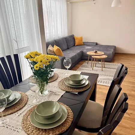 Spacious And Stylish Near The Center דירה *