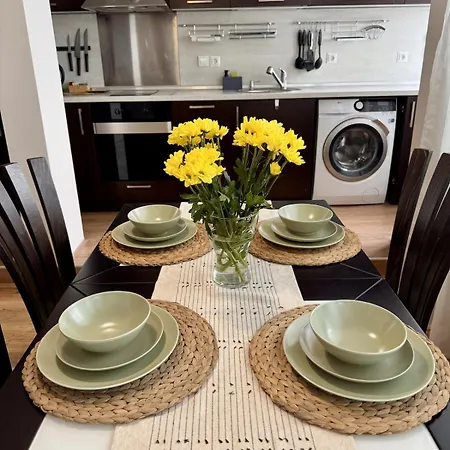 Spacious And Stylish Near The Center