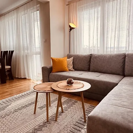 Spacious And Stylish Near The Center דירה וארנה